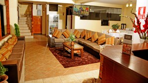 Lobby sitting area - Seven Mapi Hotel (Machu Picchu)