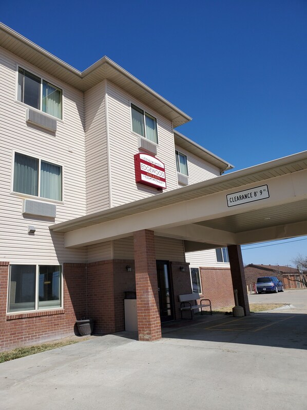A hotel with a clear sign indicating a clearance of 8'9". - Edgewood Hotel & Suites (Fairbury)