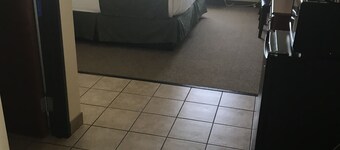 Edgewood Hotel & Suites