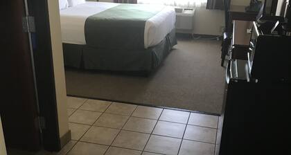 Edgewood Hotel & Suites