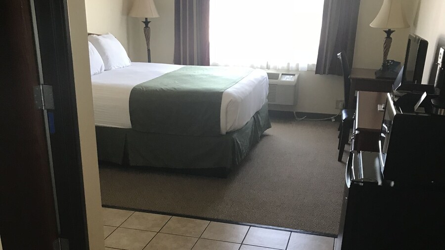 Edgewood Hotel & Suites