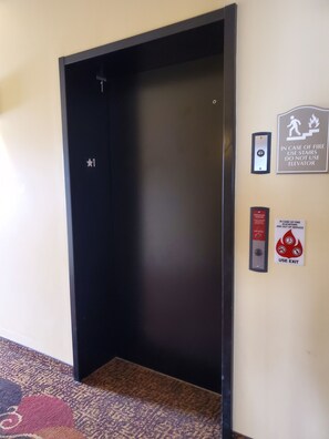 Lobby - Edgewood Hotel & Suites (Fairbury)