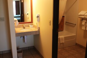 Quarto, 2 camas Queen, acessível, para não fumantes | Banheiro | Chuveiro/banheira combinados, produtos de toalete grátis