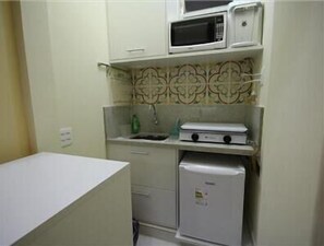 Standard Apartment, 1 Bedroom | Private kitchenette | Microwave, stovetop, coffee/tea maker, cookware/dishes/utensils - Copacabana 1007 (Rio de Janeiro)