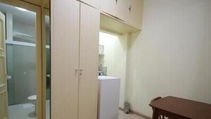 A small, compact room with a kitchenette, a toilet, and a table with chairs. - Copacabana 1007 (Rio de Janeiro)