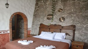 Chalet, 1 King Bed | Premium bedding, individually furnished, bed sheets - Hotel Boutique Casa al Aire (Pachuca)