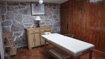 1 treatment room, massages