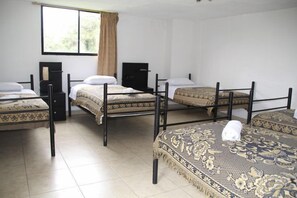 Vierbettzimmer | Schreibtisch, kostenloses WLAN