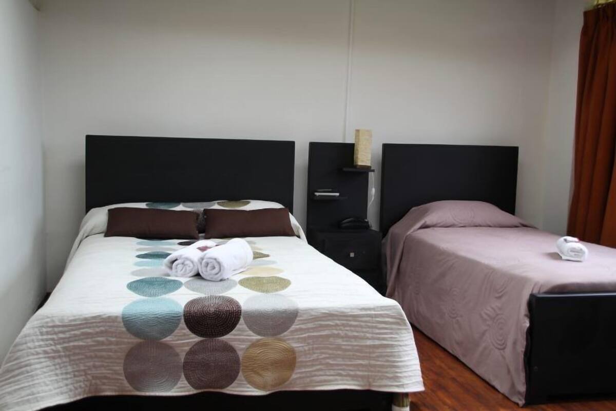 Dreibettzimmer | Schreibtisch, kostenloses WLAN
