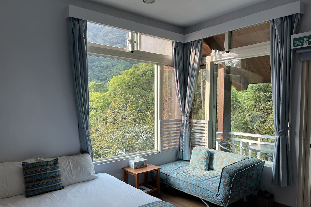 Habitación sénior doble | Ropa de cama de alta calidad, cortinas opacas, wifi gratis