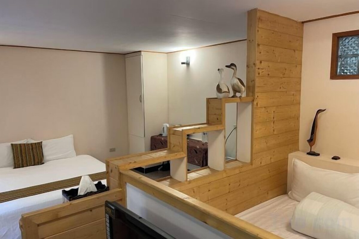 Roupas de cama premium, cortinas blackout, Wi-Fi de cortesia