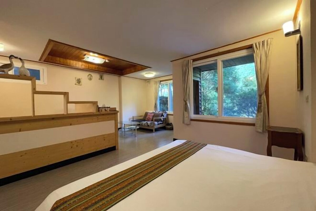 Premium bedding, blackout curtains, free WiFi