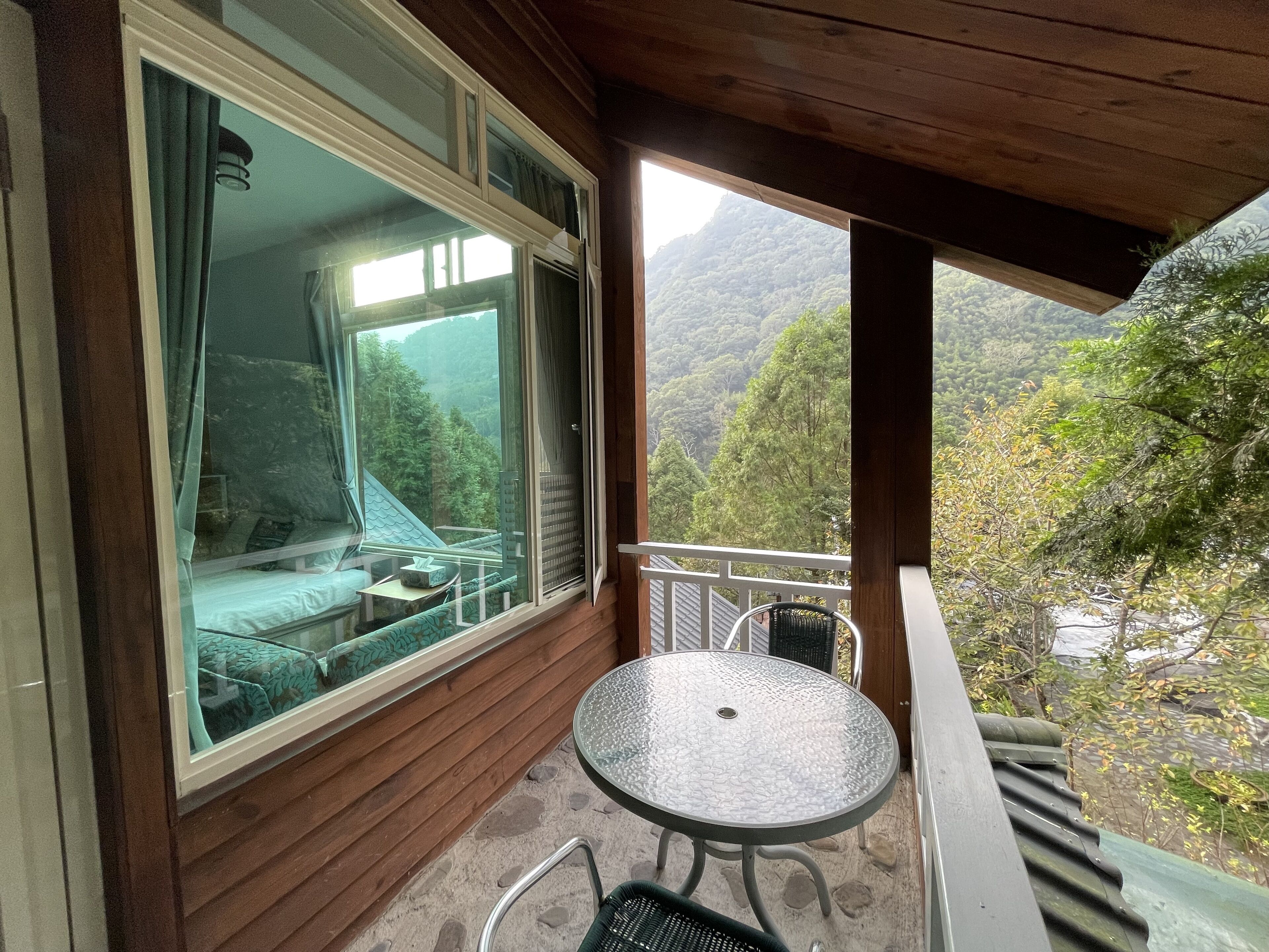 Ropa de cama de alta calidad, cortinas blackout y wifi gratis 