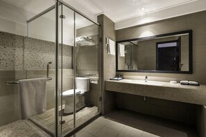 Executive Double Room | Bathroom | Shower, free toiletries, bathrobes, towels