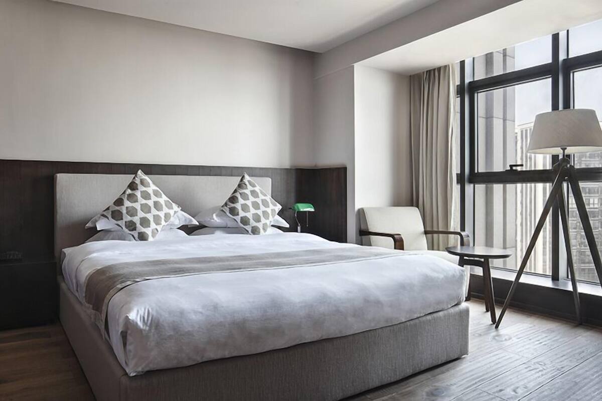 Executive Suite | In-room safe, desk, blackout curtains, free WiFi
