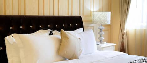 Deluxe-Doppelzimmer, Badewanne | Daunenbettdecken, Betten mit Memory-Foam-Matratzen