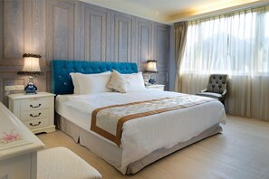 Quarto casal luxo, banheira | Edredons de pluma, camas com colchões de espuma com sistema de memória