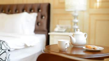 Deluxe Double Room, Bathtub | In-room dining