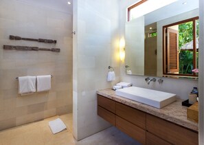 Deep-soaking bathtub, free toiletries, towels - Villa Suar 2 (Seminyak)