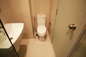 Studio Apartment  | Bad | Dusj, toalettartikler (inkludert) og håndklær