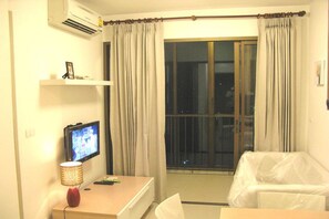 1-Bedroom Apartment | 起居區 | 32-吋平面電視、衛星頻道、電視