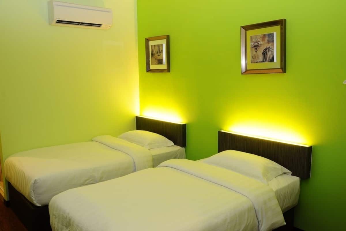 Twin Suite | Desk, iron/ironing board, rollaway beds, free WiFi