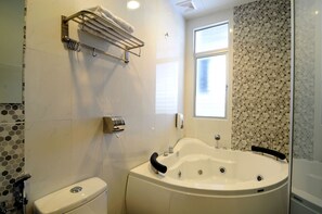 King Room | Deep-soaking bathtub - V3 Hotel Taman Gaya (Johor Bahru)