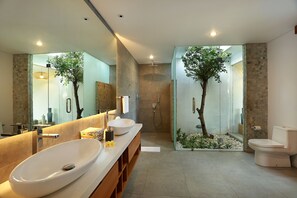 Villa, 4 soverom | Bad | Separat badekar og dusj, dype avslapningsbadekar og badekåper