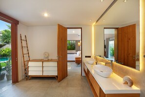 Bañera y ducha independientes, bañera profunda, batas