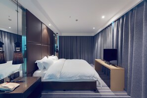 行政套房 | 客房内保险箱、办公桌、遮光窗帘、折叠床/加床（额外收费）