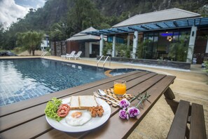 Hồ bơi ngoài trời, dù/ô trên bãi biển/hồ bơi, ghế dài tắm nắng 