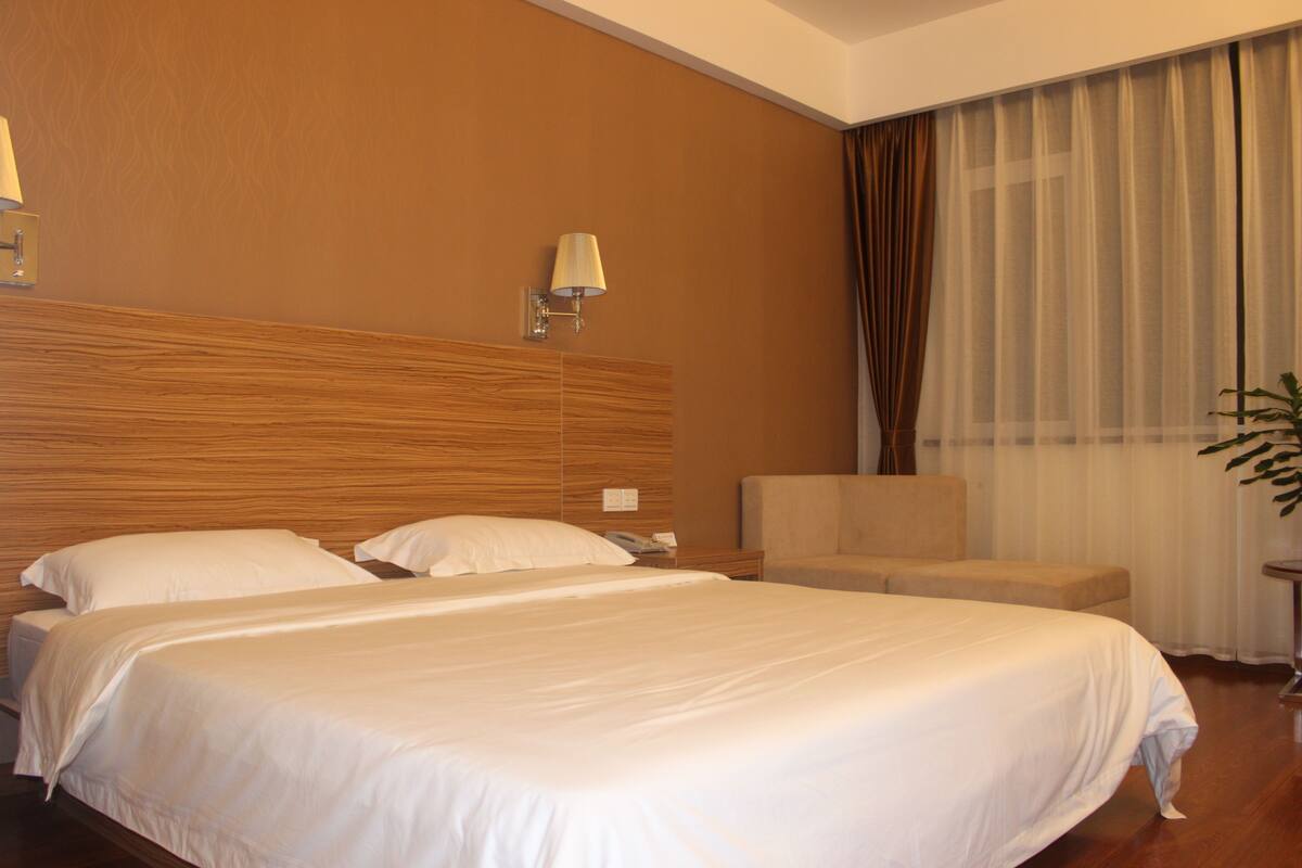 Business King Room