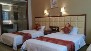 Deluxe-Zweibettzimmer | Schreibtisch, Verdunkelungsvorhänge, Zustellbetten, kostenloses WLAN