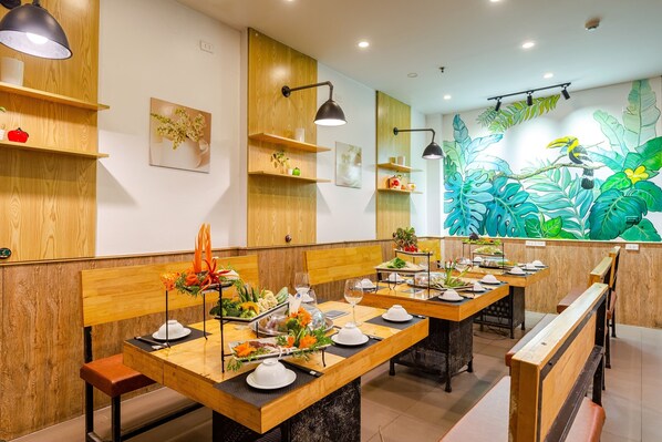 供应早餐、午餐和晚餐，越南菜