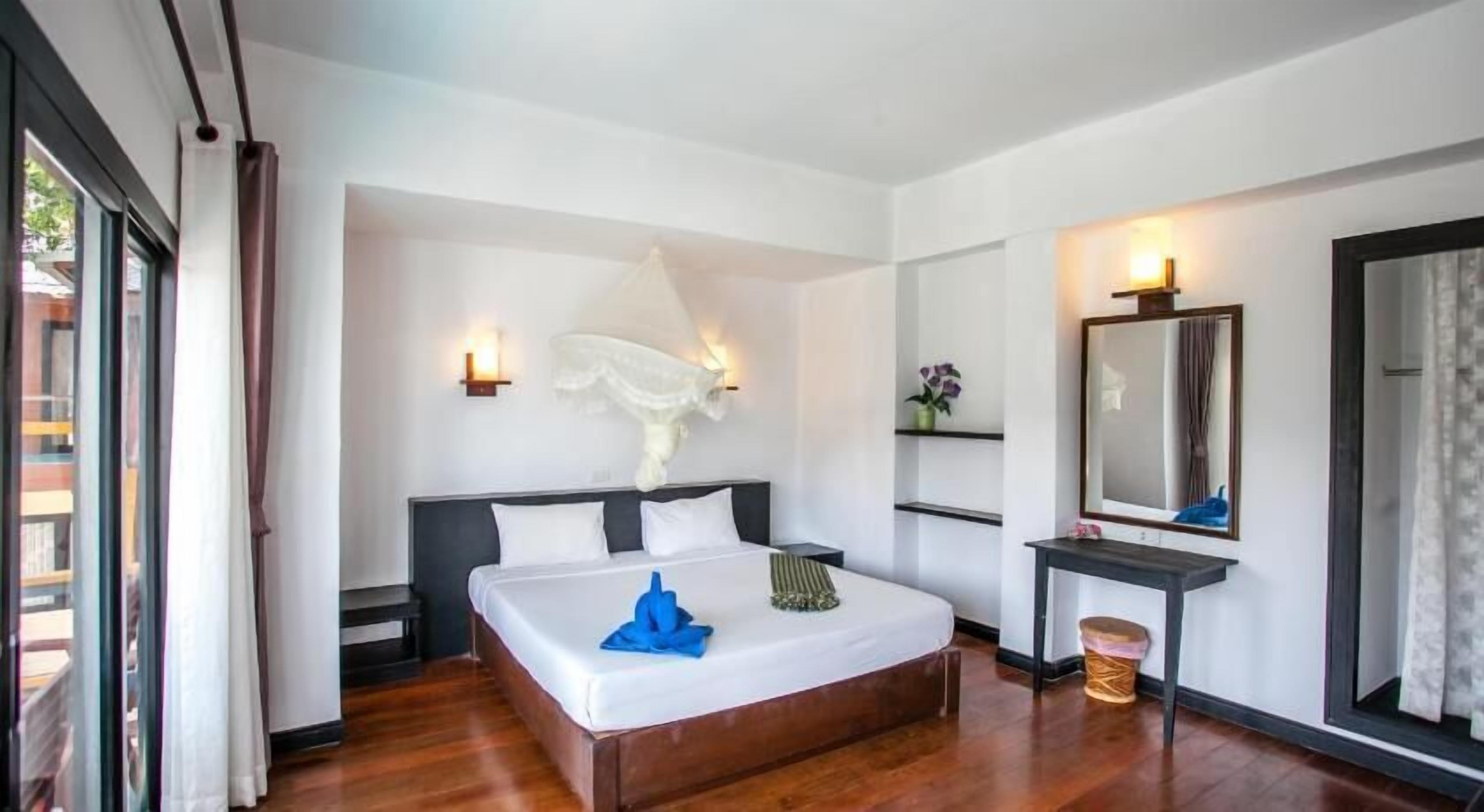 Minibar, escritorio, cortinas blackout y wifi gratis 