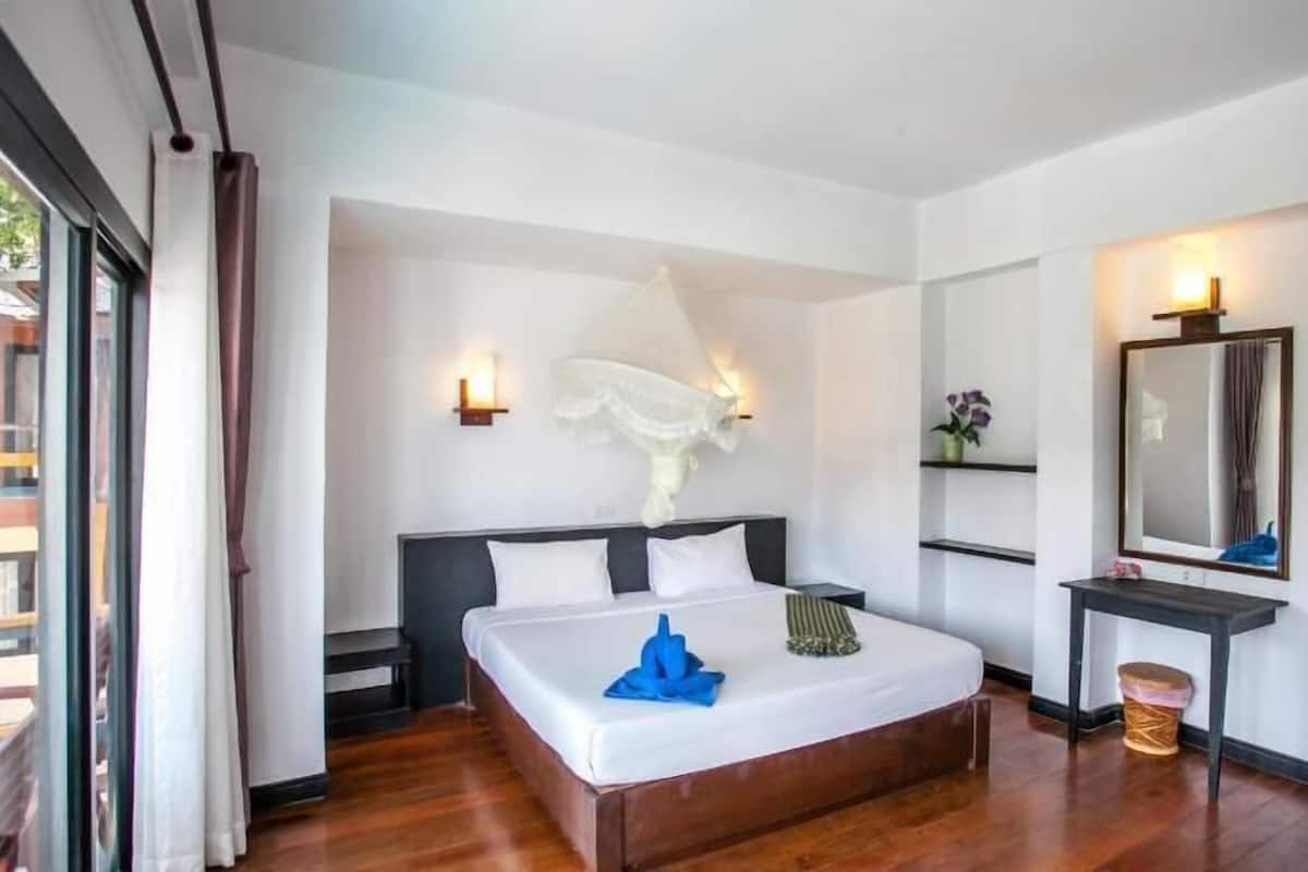 Minibar, escritorio, cortinas blackout y wifi gratis