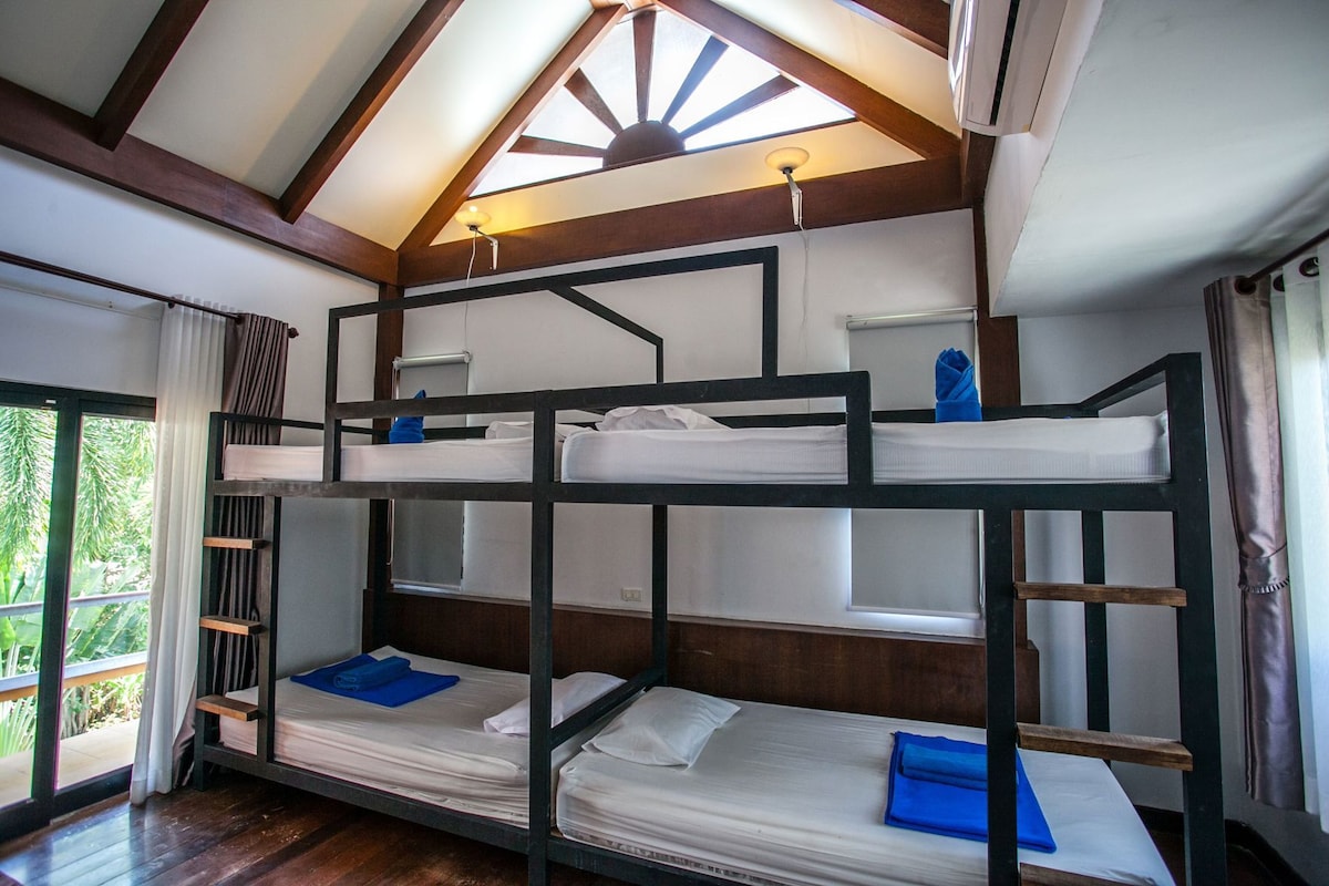 Minibar, desk, blackout drapes, WiFi (free)