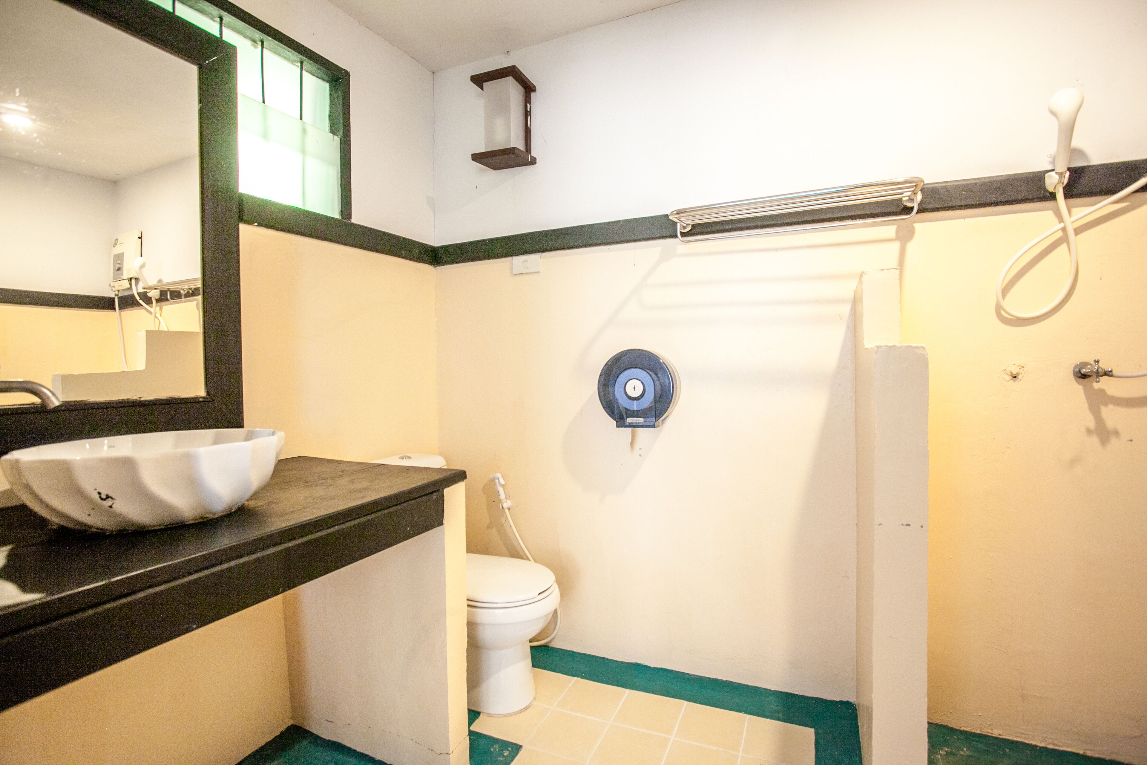 Een badkamer met een wit wastafel, toilet en douche.