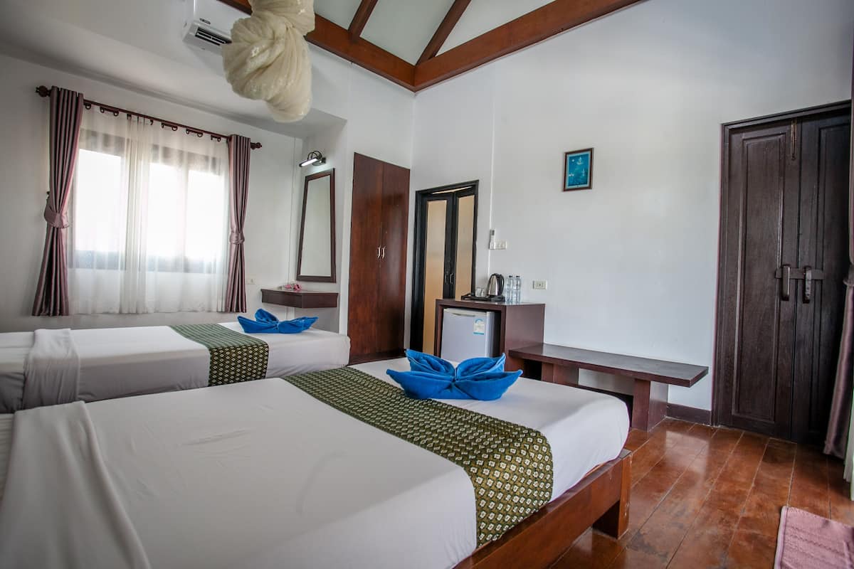 Deluxe Room | Minibar, desk, blackout drapes, free WiFi