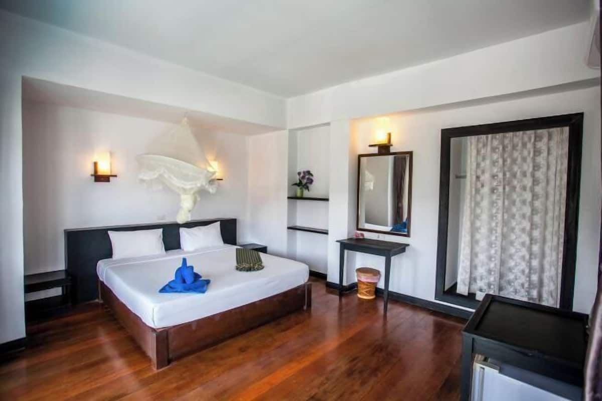 Minibar, desk, blackout curtains, free WiFi