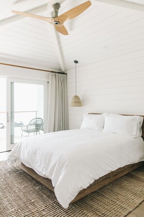 Premium bedding, down duvets, pillow-top beds, minibar - The Surfrider Malibu (Malibu)