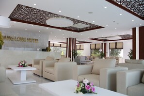 Lobby sitting area - Golden Dragon Hotel (Gia Vien)