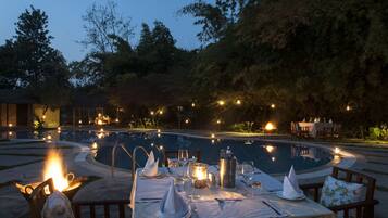 Udendørs pool, åben fra kl. 08.30 til kl. 17.30, liggestole