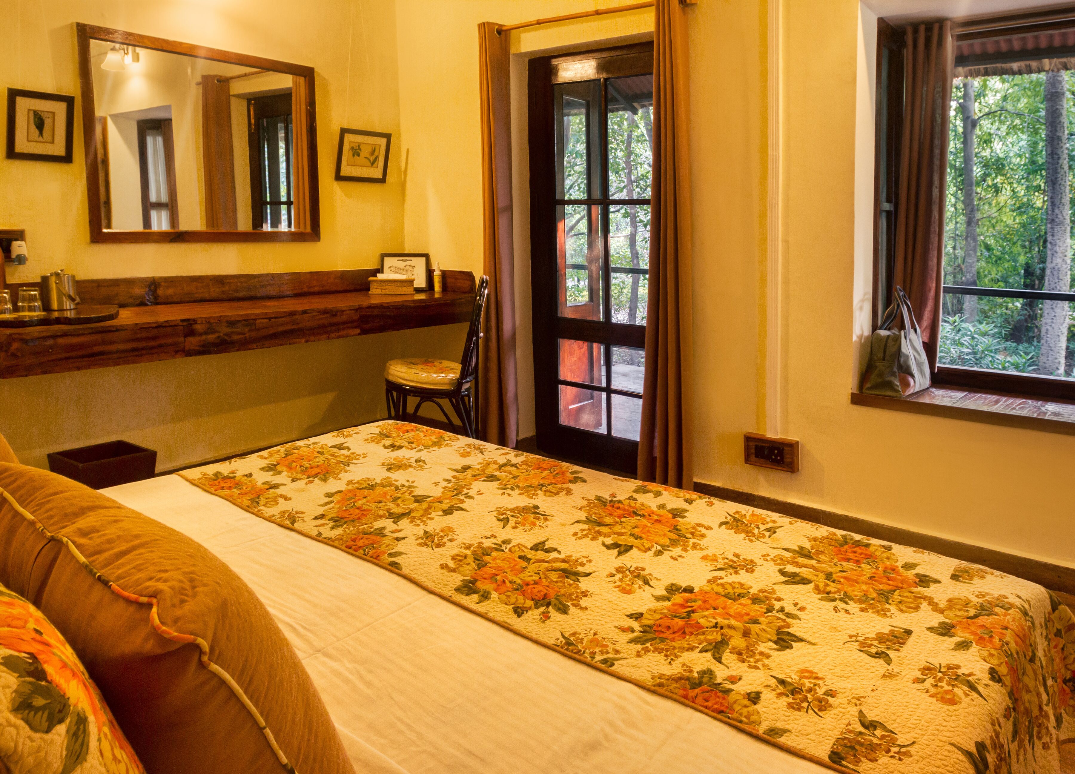Una habitación con cama, silla, ventana y espejo.