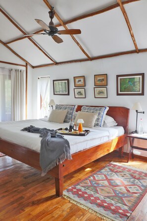 尊荣村舍, 1 张特大床 | 1 多间卧室、高档床上用品、客房内保险箱、办公桌