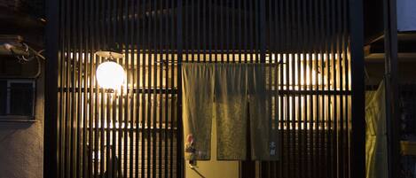 住宿正面 (夜晚)