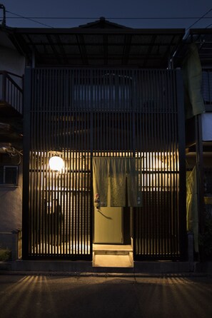 Mặt tiền nơi lưu trú - ban đêm