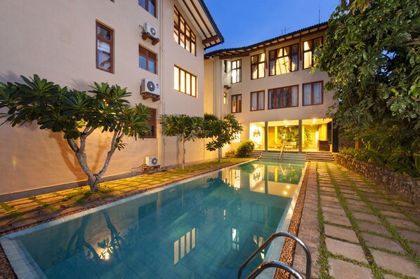 Outdoor pool - Greenwinds Villa (Thalawatugoda)