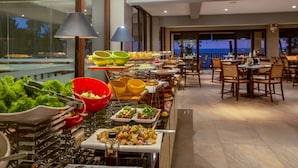 Desayuno buffet todos los días (con cargo) 