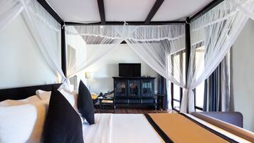 Junior Suite, 1 King Bed, Sea View | Minibar, in-room safe, desk, iron/ironing board